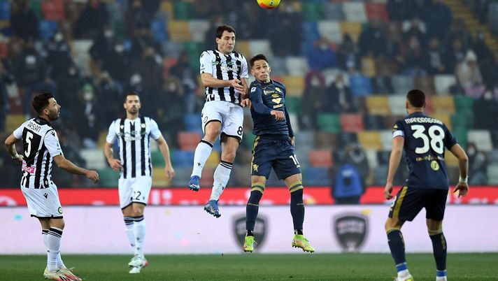 UDINE, ITALY - FEBRUARY 06: Mato Jalo of Udinese Calcio competes for the ball with Sasa Lukic of Torino FC during the Serie A match between Udinese Calcio and Torino FC at Dacia Arena on February 06, 2022 in Udine, Italy. (Photo by Alessandro Sabattini/Getty Images) Torino, jolly Lukic: Juric lo reinventa difensore. Ma ora c’è il primo stop - immagine 1