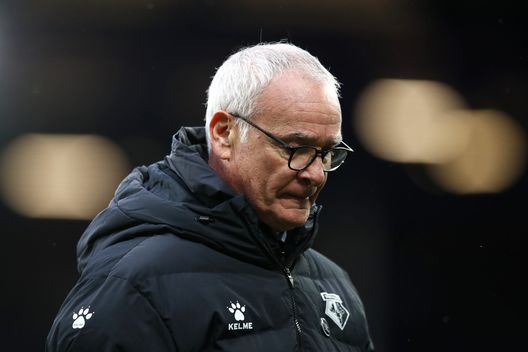 LIVERPOOL, ENGLAND - OCTOBER 23: Claudio Ranieri, Manager of Watford FC looks on during the Premier League match between Everton and Watford at Goodison Park on October 23, 2021 in Liverpool, England. (Photo by Jan Kruger/Getty Images) Il Cagliari spinge per Ranieri. Proseguono i contatti per l’ex tecnico viola- immagine 2