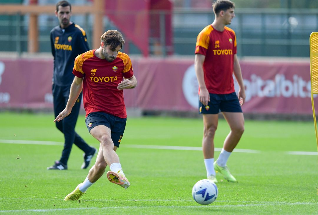 Trigoria, Dybala in gruppo prima della sfida con il Torino – FOTO GALLERY - immagine 18