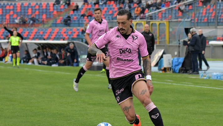 Cosenza, Italia - calcio Cosenza vs Palermo - Campionato di calcio Serie BKT 2022/2023
Stadio San Vito Marulla. Nella foto: Francesco Di Mariano
November 12, 2022 Cosenza, Italy - sport, soccer - Cosenza vs Palermo - Italian Football Championship League BKT 2022/2023 - San Vito-Marulla stadium.
In the pic: Francesco Di Mariano palermo