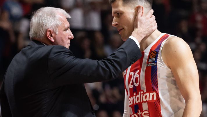 BELGRADE, SERBIA - JANUARY 27: Head coach Zeljko Obradovic (L) of Partizan speaks to Nemanja Nedovic (R) of Crvena Zvezda during the 2022/2023 Turkish Airlines EuroLeague match between Crvena Zvezda mts Belgrade and Partizan Mozzart Bet at Aleksandar Nikolic hall on January 27, 2023 in Belgrade, Serbia. (Photo by Srdjan Stevanovic/Euroleague Basketball via Getty Images) Basket, derby di Belgrado al Partizan: Obradovic “Abbiamo vinto ma siamo stupidi” - immagine 1
