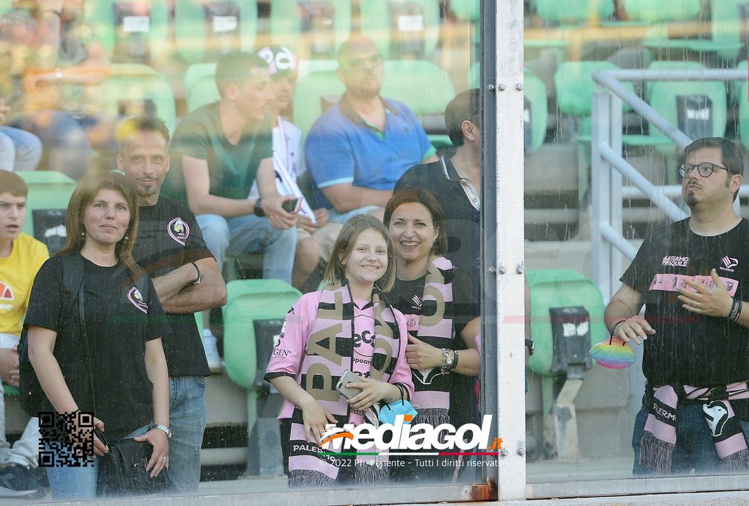 Fototifo, i tifosi allo stadio per Palermo-Feralpisaló 1-0 (gallery) - immagine 76