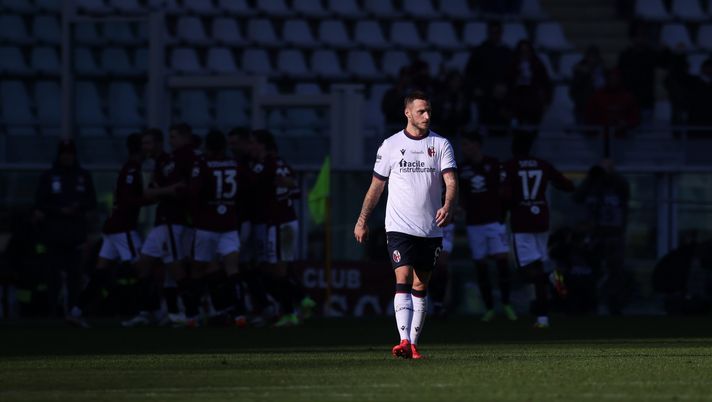 TURIN, ITALY - DECEMBER 12: Marko Arnautovic of Bologna FC reacts as Tommaso Pobega of Torino FC celebrates with team mates in the background after scoring to give the hosts a 2-0 lead during the Serie A match between Torino FC and Bologna FC at Stadio Olimpico di Torino on December 12, 2021 in Turin, Italy. (Photo by Jonathan Moscrop/Getty Images) Cor Bo – In attesa dei gol di Arnautovic - immagine 1