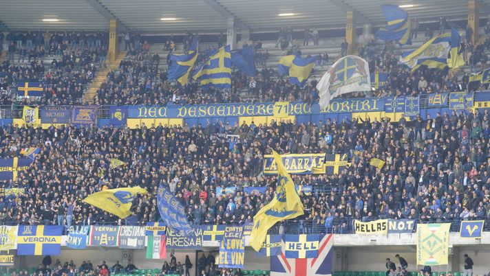VERONA, ITALY - OCTOBER 30: Verona fans shows their support during the Serie A match between Hellas Verona FC and FC Internazionale at Stadio Marc'Antonio Bentegodi on October 30, 2017 in Verona, Italy. (Photo by Dino Panato/Getty Images) 