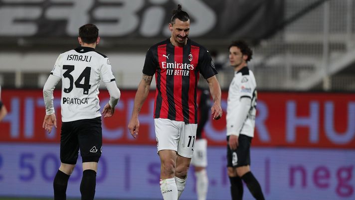 LA SPEZIA, ITALY - FEBRUARY 13: Zlatan Ibrahimovic of AC Milan shows his dejection during the Serie A match between Spezia Calcio and AC Milan at Stadio Alberto Picco on February 13, 2021 in La Spezia, Italy. (Photo by Gabriele Maltinti/Getty Images) LA SPEZIA, ITALY - FEBRUARY 13: Zlatan Ibrahimovic of AC Milan shows his dejection during the Serie A match between Spezia Calcio and AC Milan at Stadio Alberto Picco on February 13, 2021 in La Spezia, Italy. (Photo by Gabriele Maltinti/Getty Images)