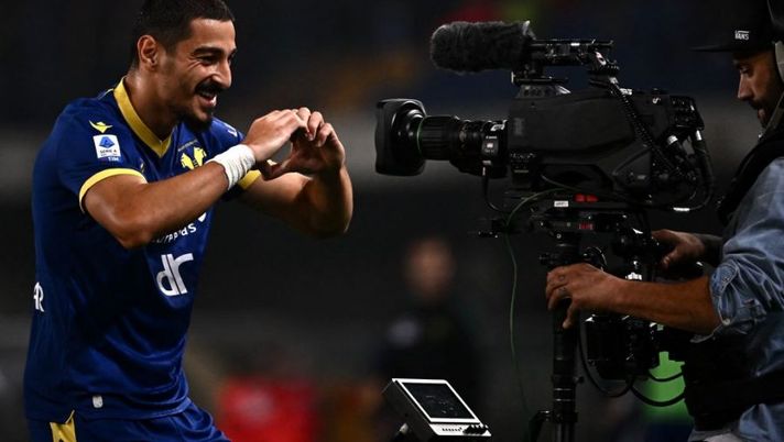 Hellas Verona's German defender Koray Guenter celebrates after AC Milan scored an own goal following his shot on target during the Italian Serie A football match between Hellas Verona and AC Milan on October 16, 2022 at the Marcantonio-Bentegodi stadium in Verona. (Photo by Marco BERTORELLO / AFP) (Photo by MARCO BERTORELLO/AFP via Getty Images) Sky: “Verona, pronto l’addio di Gunter: resta in Serie A, intesa di massima” - immagine 1