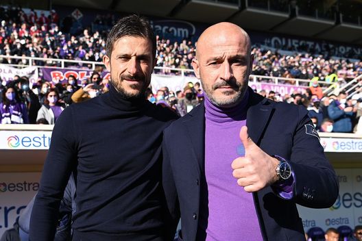 FLORENCE, ITALY - DECEMBER 19: Alessio Dionisi head coach of US Sassuolo embraces Vincenzo Italiano head coach of ACF Fiorentina during the Serie A match between ACF Fiorentina and US Sassuolo at Stadio Artemio Franchi on December 19, 2021 in Florence, Italy. (Photo by Alessandro Sabattini/Getty Images) Italiano e Dionisi in Fiorentina-Sassuolo del 19/12/2021