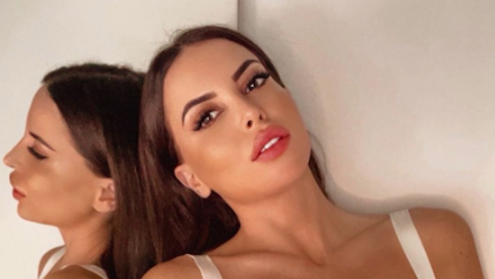 Maria Luisa Jacobelli super sensuale sui social. La scollatura paralizza il web 