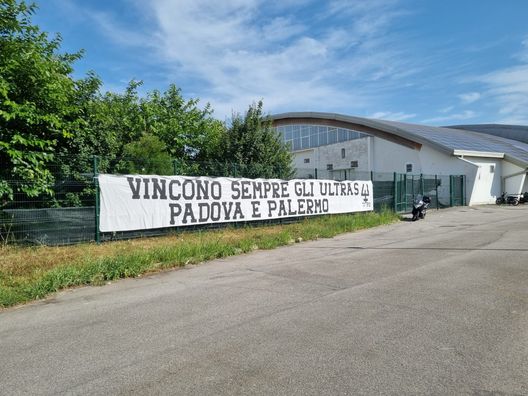 FOTO Padova-Palermo, striscione che celebra il gemellaggio nei pressi dell'”Euganeo” Palermo