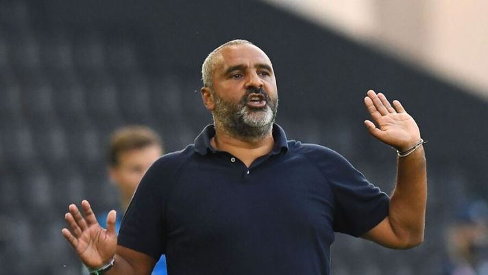 UDINE, ITALY - JULY 29: Fabio Liverani head coach of US Lecce gestures during the Serie A match between Udinese Calcio and US Lecce at Stadio Friuli on July 29, 2020 in Udine, Italy. (Photo by Alessandro Sabattini/Getty Images) Parma, aria di ribaltone: Liverani è a serio rischio, occhio a possibili sorprese - immagine 1