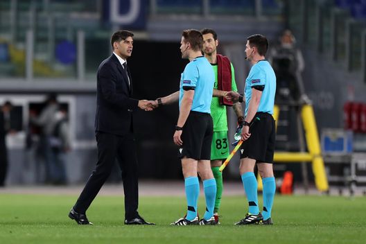  ROME, ITALY - MAY 06: Paulo Fonseca, Head Coach of A.S Roma interacts with the Match Official's following the UEFA Europa League Semi-final Second Leg match between AS Roma and Manchester United at Stadio Olimpico on May 06, 2021 in Rome, Italy. Sporting stadiums around Europe remain under strict restrictions due to the Coronavirus Pandemic as Government social distancing laws prohibit fans inside venues resulting in games being played behind closed doors. (Photo by Paolo Bruno/Getty Images) 