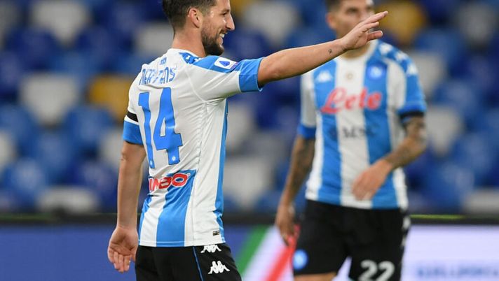 NAPLES, ITALY - NOVEMBER 29: Dries Mertens of S.S.C. Napoli celebrates after scoring their team's third goal during the Serie A match between SSC Napoli and AS Roma at Stadio San Paolo on November 29, 2020 in Naples, Italy. Sporting stadiums around Italy remain under strict restrictions due to the Coronavirus Pandemic as Government social distancing laws prohibit fans inside venues resulting in games being played behind closed doors. (Photo by Francesco Pecoraro/Getty Images) Napoli-Benevento, le formazioni ufficiali: dentro Meret e Viola, riecco Mertens - immagine 1