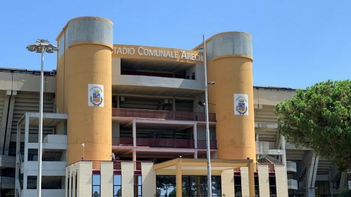 Il derby di Salerno è stato anche questo: schiaffi a una tifosa del Napoli e spinte a una steward Il derby di Salerno è stato anche questo: schiaffi a una tifosa del Napoli e spinte a una steward - immagine 1