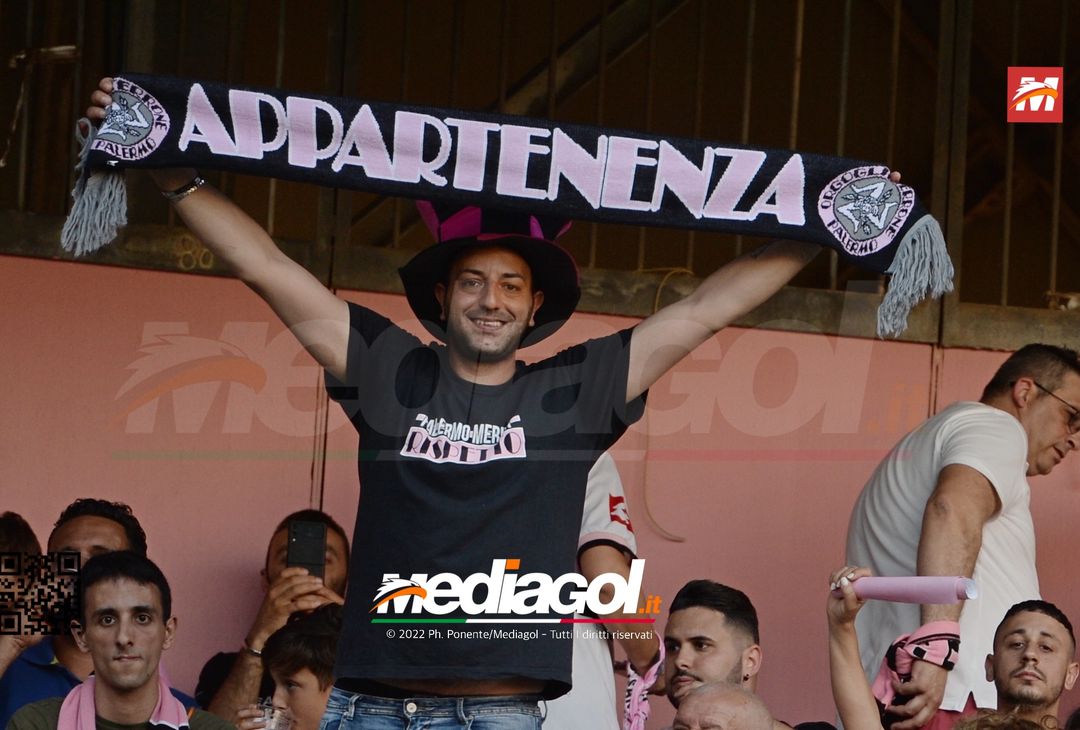 Fototifo, facce da Serie B. I tifosi allo stadio per Palermo-Padova 1-0 - immagine 66