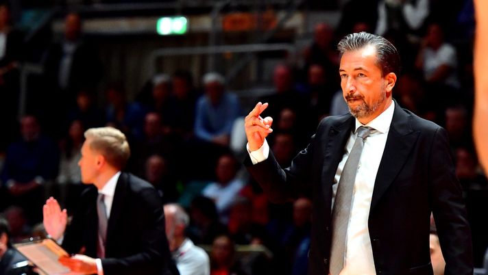 BOLOGNA, ITALY - OCTOBER 18: Luca Banchi, Head Coach of Virtus Segafredo Bologna during the Turkish Airlines EuroLeague Regular Season Round 3 match between Virtus Segafredo Bologna and Alba Berlin at PalaDozza on October 18, 2023 in Bologna, Italy. (Photo by Luca Sgamellotti/Euroleague Basketball via Getty Images) Eurolega – La conferenza stampa di Luca Banchi e Bryant Dunston- immagine 1