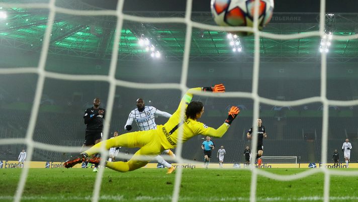 MOENCHENGLADBACH, GERMANY - DECEMBER 01: Romelu Lukaku of Inter Milan scores their team's third goal past Yann Sommer of Borussia Moenchengladbach during the UEFA Champions League Group B stage match between Borussia Moenchengladbach and FC Internazionale at Borussia-Park on December 01, 2020 in Moenchengladbach, Germany. Sporting stadiums around Germany remain under strict restrictions due to the Coronavirus Pandemic as Government social distancing laws prohibit fans inside venues resulting in games being played behind closed doors. (Photo by Lars Baron/Getty Images) MOENCHENGLADBACH, GERMANY - DECEMBER 01: Romelu Lukaku of Inter Milan scores their team's third goal past Yann Sommer of Borussia Moenchengladbach during the UEFA Champions League Group B stage match between Borussia Moenchengladbach and FC Internazionale at Borussia-Park on December 01, 2020 in Moenchengladbach, Germany. Sporting stadiums around Germany remain under strict restrictions due to the Coronavirus Pandemic as Government social distancing laws prohibit fans inside venues resulting in games being played behind closed doors. (Photo by Lars Baron/Getty Images)