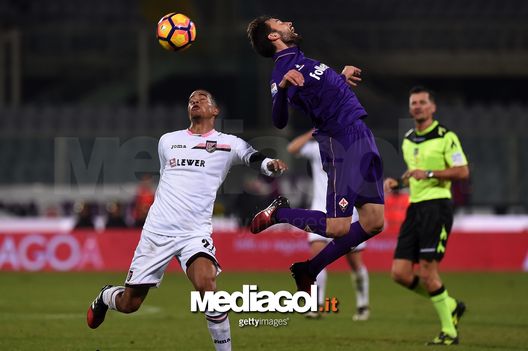 FLORENCE, ITALY - DECEMBER 04:  Robin Quaison (L) of Palermo and Milan Badelj of Fiorentina compete for the ball during the Serie A match between ACF Fiorentina and US Citta di Palermo at Stadio Artemio Franchi on December 4, 2016 in Florence, Italy.  (Photo by Tullio M. Puglia/Getty Images) 