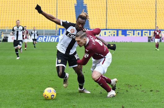 PARMA, ITALY - JANUARY 03: Yann Karamoh of Parma battles for possession with Lyanco of Torino during the Serie A match between Parma Calcio and Torino FC at Stadio Ennio Tardini on January 03, 2021 in Parma, Italy. Sporting stadiums around Italy remain under strict restrictions due to the Coronavirus Pandemic as Government social distancing laws prohibit fans inside venues resulting in games being played behind closed doors. (Photo by Alessandro Sabattini/Getty Images) PARMA, ITALY - JANUARY 03: Yann Karamoh of Parma battles for possession with Lyanco of Torino during the Serie A match between Parma Calcio and Torino FC at Stadio Ennio Tardini on January 03, 2021 in Parma, Italy. Sporting stadiums around Italy remain under strict restrictions due to the Coronavirus Pandemic as Government social distancing laws prohibit fans inside venues resulting in games being played behind closed doors. (Photo by Alessandro Sabattini/Getty Images)