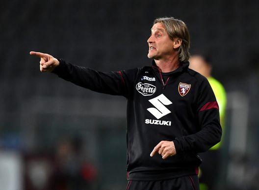  TURIN, ITALY - MAY 23: Davide Nicola, Head Coach of Torino F.C. gives their team instructions during the Serie A match between Torino FC v Benevento Calcio at Olimpico Stadium on May 23, 2021 in Turin, Italy. Sporting stadiums around Italy remain under strict restrictions due to the Coronavirus Pandemic as Government social distancing laws prohibit fans inside venues resulting in games being played behind closed doors. (Photo by Valerio Pennicino/Getty Images) 