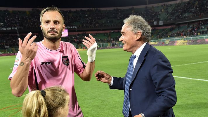 PALERMO, ITALY - MAY 15:  Alberto Gilardino and Gianni Di Marzio of Palermo celebrate after winning the Serie A match between US Citta di Palermo and Hellas Verona FC at Stadio Renzo Barbera on May 15, 2016 in Palermo, Italy.  (Photo by Tullio M. Puglia/Getty Images) 