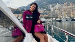 Georgina Rodriguez in posa sullo yacht e sullo sfondo c’è il Principato di Monaco