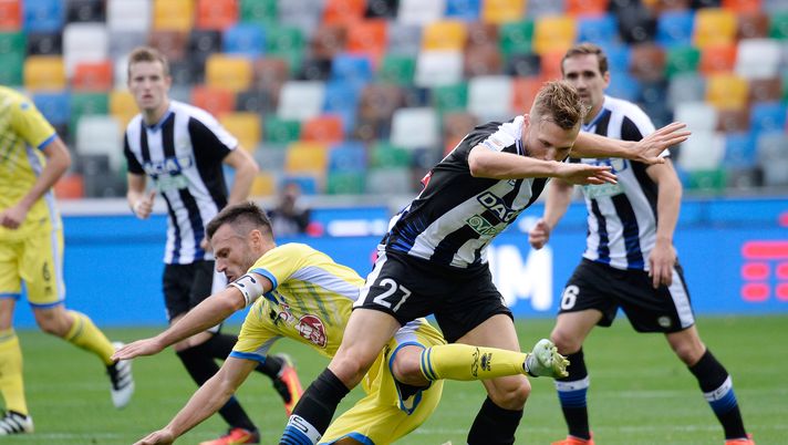 UDINE, ITALY - OCTOBER 23: Silvan Widmer (R) of Udinese Calcio competes with Ledian Memushaj of Pescara Calcio during the Serie A match between Udinese Calcio and Pescara Calcio at Stadio Friuli on October 23, 2016 in Udine, Italy. (Photo by Dino Panato/Getty Images) UDINE, ITALY - OCTOBER 23: Silvan Widmer (R) of Udinese Calcio competes with Ledian Memushaj of Pescara Calcio during the Serie A match between Udinese Calcio and Pescara Calcio at Stadio Friuli on October 23, 2016 in Udine, Italy. (Photo by Dino Panato/Getty Images)