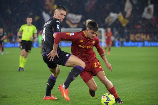 ROME, ITALY - JANUARY 15: AS Roma player Paulo Dybala competes with ACF Fiorentina player Nikola Milenkovic during the Serie A match between AS Roma and ACF Fiorentina at Stadio Olimpico on January 15, 2023 in Rome, Italy. (Photo by Luciano Rossi/AS Roma via Getty Images) Allarme Fiorentina: problemi casalinghi in difesa. Solo le ultime 3 fanno peggio- immagine 2