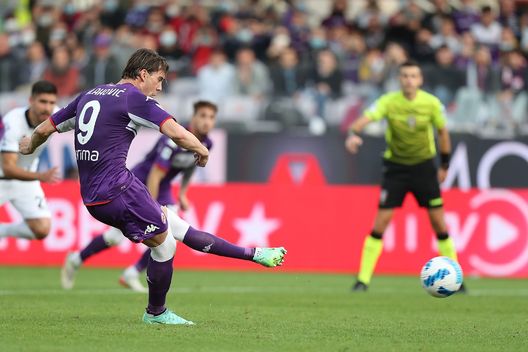 FLORENCE, ITALY - OCTOBER 31: Dusan Vlahovic of ACF Fiorentina scores a goal during the Serie A match between ACF Fiorentina and Spezia Calcio at Stadio Artemio Franchi on October 31, 2021 in Florence, Italy. (Photo by Gabriele Maltinti/Getty Images) Date a Cesare quel che è di Kris e Dusan. Così Prandelli li ha riaccesi entrambi- immagine 3