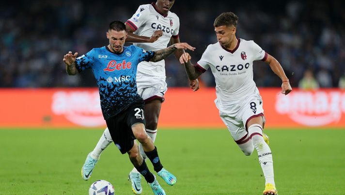 NAPLES, ITALY - OCTOBER 16: Matteo Politano of SSC Napoli battles for possession with Jhon Lucumi and Nicolas Dominguez of Bologna FC during the Serie A match between SSC Napoli and Bologna FC at Stadio Diego Armando Maradona on October 16, 2022 in Naples, Italy. (Photo by Francesco Pecoraro/Getty Images) Qui Napoli: in campo verso la Fiorentina, Spalletti ritrova un big in gruppo - immagine 1