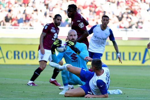 TURIN, ITALY - AUGUST 20: Adam Marusic of SS Lazio compete for the ball with Vinja Milinkovic Savic during the Serie A match between Torino FC and SS Lazio at Stadio Olimpico di Torino on August 20, 2022 in Turin, Italy. (Photo by Marco Rosi - SS Lazio/Getty Images) Torino, Vanja si riprende il posto: ora l’obiettivo è la continuità - immagine 1