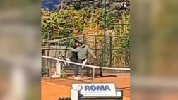 VIDEO / Calci e schiaffi a tennista di 14 anni, la vergognosa aggressione del padre-allenatore