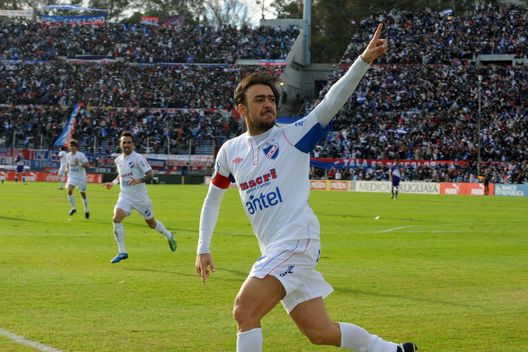 Uruguayan Nacional's Alvaro Recoba celebrates after scoring a goal against Defensor in their Uruguayan Championship football final match on June 16, 2012 in Montevideo. Nacional won by 1-0. AFP PHOTO/Miguel ROJO (Photo credit should read MIGUEL ROJO/AFP/GettyImages) Uruguay, campionato sospeso dopo minacce alla classe arbitrale- immagine 1