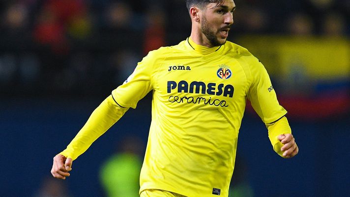 VILLARREAL, SPAIN - DECEMBER 12:  Roberto Soriano of Villarreal CF runs with the ball during the La Liga match between Villarreal CF and Club Atletico de Madrid at El Madrigal stadium on December 12, 2016 in Villarreal, Spain.  (Photo by David Ramos/Getty Images) 