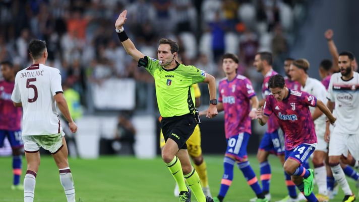TURIN, ITALY - SEPTEMBER 11: Referee Matteo Marcenaro disallows Juventus third goal scored by Arkadiusz Milik (not pictured) during the Serie A match between Juventus and Salernitana at on September 11, 2022 in Turin, Italy. (Photo by Jonathan Moscrop/Getty Images) Juve-Salernitana, Aia spiega: “Immagini non a disposizione del VAR” - immagine 1