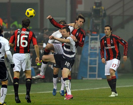 L'intervento di Libor Kozak su Nicola Legrottaglie durante Milan-Lazio 0-0 (Serie A 2010-2011) | AC Milan News (Getty Images) Milan-Lazio 0-0 Serie A 2010-2011 Kozak Legrottaglie