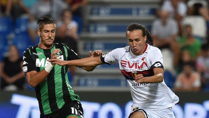 REGGIO NELL'EMILIA, ITALY - AUGUST 20: Diego Falcinelli of US Sassuolo and Adel Taarabt of Genoa CFC in action during the Serie A match between US Sassuolo and Genoa CFC at Mapei Stadium - Citta' del Tricolore on August 20, 2017 in Reggio nell'Emilia, Italy. (Photo by Giuseppe Bellini/Getty Images) Sassuolo, subito una buona notizia per Falcinelli: che indizio da Iachini. Sensi… - immagine 1