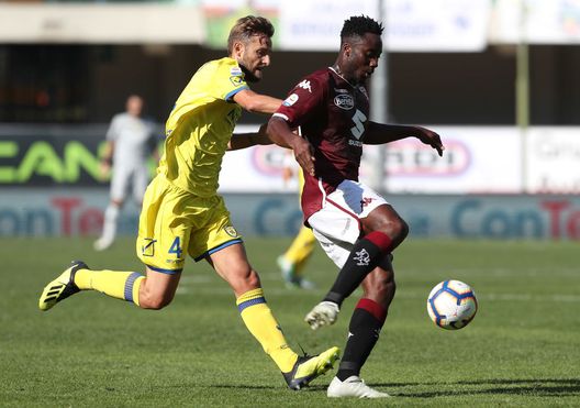 VERONA, ITALY - SEPTEMBER 30: Soualiho Meite (R) of Torino FC is challenged by Nicola Rigoni (L) of Chievo Verona during the Serie A match between Chievo Verona and Torino FC at Stadio Marc'Antonio Bentegodi on September 30, 2018 in Verona, Italy. (Photo by Marco Luzzani/Getty Images) VERONA, ITALY - SEPTEMBER 30: Soualiho Meite (R) of Torino FC is challenged by Nicola Rigoni (L) of Chievo Verona during the Serie A match between Chievo Verona and Torino FC at Stadio Marc'Antonio Bentegodi on September 30, 2018 in Verona, Italy. (Photo by Marco Luzzani/Getty Images)