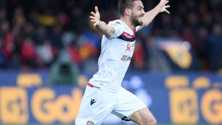 BENEVENTO, ITALY - MARCH 18: Leonardo Pavoletti of Cagliari Calcio celebrates after scoring the 1-1 goal during the serie A match between Benevento Calcio and Cagliari Calcio at Stadio Ciro Vigorito on March 18, 2018 in Benevento, Italy. (Photo by Francesco Pecoraro/Getty Images) Sette mosse di formazione ideali per la prossima giornata: da Pavoletti a Parolo - immagine 1