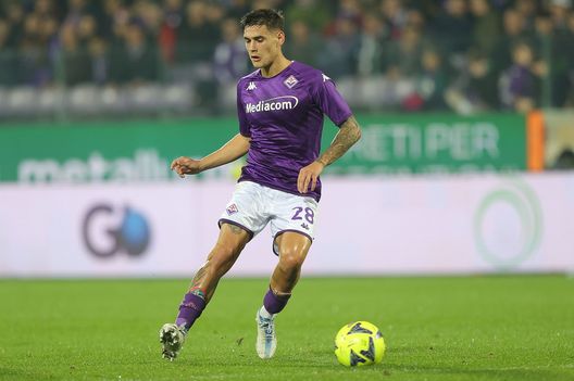 FLORENCE, ITALY - JANUARY 04: Lucas Martinez Quarta of ACF Fiorentina in action during the Serie A match between ACF Fiorentina and AC Monza at Stadio Artemio Franchi on January 4, 2023 in Florence, Italy. (Photo by Gabriele Maltinti/Getty Images) Quarta, leader e certezza: i suoi numeri sono da top e ora guida la difesa- immagine 2