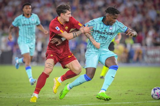 ROME, ITALY - SEPTEMBER 18: Nicolò Zaniolo of AS Roma and Caleb Okoli of Atalanta BC fight for the ball during the Serie A match between AS Roma and Atalanta BC at Stadio Olimpico on September 18, 2022 in Rome, Italy. (Photo by Fabio Rossi/AS Roma via Getty Images) Okoli: “Mi ispiro a Ramos. Voglio migliorare con l’Atalanta, ci siamo imposti di non pensare allo scorso anno” - immagine 1