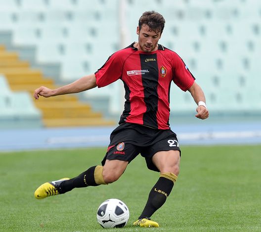 PESCARA, ITALY - SEPTEMBER 29: Alberto Almici of Lanciano in action during the Serie B match between SS Virtus Lanciano and Modena FC at Adriatico Stadium on September 29, 2012 in Pescara, Italy. (Photo by Giuseppe Bellini/Getty Images) PESCARA, ITALY - SEPTEMBER 29: Alberto Almici of Lanciano in action during the Serie B match between SS Virtus Lanciano and Modena FC at Adriatico Stadium on September 29, 2012 in Pescara, Italy. (Photo by Giuseppe Bellini/Getty Images)
