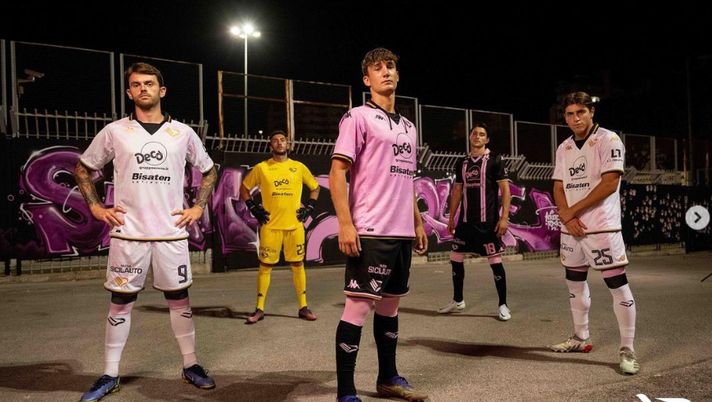 Palermo, ecco le maglie della stagione 2022/2023 indossate dai calciatori rosanero  Palermo