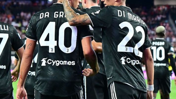 Juventus' forward Angel Di Maria celebrates with goalscorer Juventus' forward Marco Da Graca against Chivas de Guadalajara in Las Vegas, Nevada on July 22, 2022 during their Soccer Champions Tour match at Allegiant Stadium. (Photo by Frederic J. BROWN / AFP) (Photo by FREDERIC J. BROWN/AFP via Getty Images) Ecco la nuova Juve! Gazzetta: “Di Maria va al doppio, è già un altro Pogba: 2-0 al Chivas, le pagelle” - immagine 1