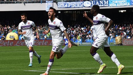 NAPLES, ITALY - APRIL 10: Nicolas Gonzalez of Fiorentina celebrates after scoring their side's first goal during the Serie A match between SSC Napoli and ACF Fiorentina at Stadio Diego Armando Maradona on April 10, 2022 in Naples, Italy. (Photo by Francesco Pecoraro/Getty Images) NAPLES, ITALY - APRIL 10: Nicolas Gonzalez of Fiorentina celebrates after scoring their side's first goal during the Serie A match between SSC Napoli and ACF Fiorentina at Stadio Diego Armando Maradona on April 10, 2022 in Naples, Italy. (Photo by Francesco Pecoraro/Getty Images)