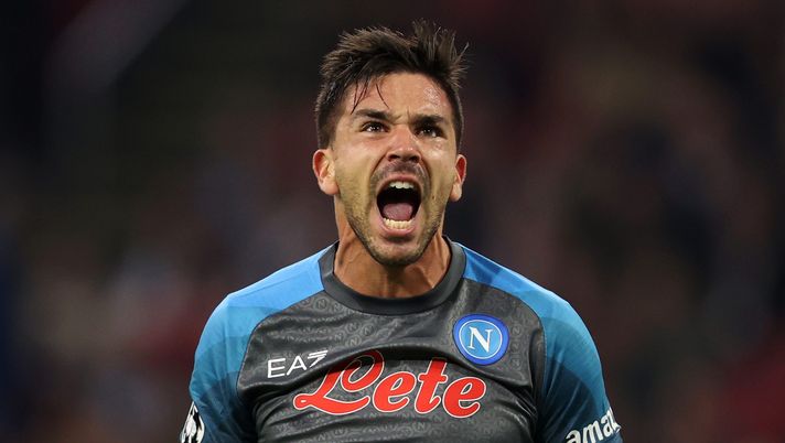 AMSTERDAM, NETHERLANDS - OCTOBER 04: Giovanni Simeone of Napoli celebrates scoring his teams sixth goal of the game during the UEFA Champions League group A match between AFC Ajax and SSC Napoli at Johan Cruyff Arena on October 04, 2022 in Amsterdam, Netherlands. (Photo by Dean Mouhtaropoulos/Getty Images) Ex viola, Semplici su Simeone: “La sua è stata una crescita straordinaria” - immagine 1