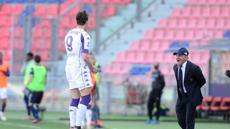 BOLOGNA, ITALY - MAY 02: Dusan Vlahovic of ACF Fiorentina celebrates after scoring his team's third and his personal second goal during the Serie A match between Bologna FC and ACF Fiorentina at Stadio Renato Dall'Ara on May 02, 2021 in Bologna, Italy. Sporting stadiums around Italy remain under strict restrictions due to the Coronavirus Pandemic as Government social distancing laws prohibit fans inside venues resulting in games being played behind closed doors. (Photo by Mario Carlini / Iguana Press/Getty Images) BOLOGNA, ITALY - MAY 02: Dusan Vlahovic of ACF Fiorentina celebrates after scoring his team's third and his personal second goal during the Serie A match between Bologna FC and ACF Fiorentina at Stadio Renato Dall'Ara on May 02, 2021 in Bologna, Italy. Sporting stadiums around Italy remain under strict restrictions due to the Coronavirus Pandemic as Government social distancing laws prohibit fans inside venues resulting in games being played behind closed doors. (Photo by Mario Carlini / Iguana Press/Getty Images)