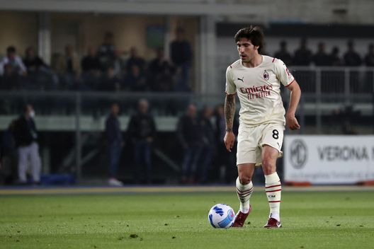 Sandro Tonali (centrocampista AC Milan) qui durante Verona-Milan 1-3 (Serie A 2021-2022) | News (Getty Images) Sandro Tonali AC Milan Verona-Milan 1-3 Serie A 2021-2022