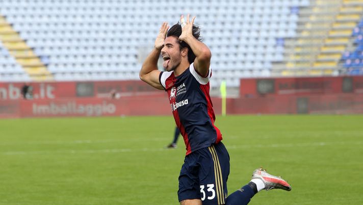 CAGLIARI, ITALY - OCTOBER 25: Riccardo Sottil of Cagliari celebrates his goal 3-2 during the Serie A match between Cagliari Calcio and FC Crotone at Sardegna Arena on October 25, 2020 in Cagliari, Italy. (Photo by Enrico Locci/Getty Images) CAGLIARI, ITALY - OCTOBER 25: Riccardo Sottil of Cagliari celebrates his goal 3-2 during the Serie A match between Cagliari Calcio and FC Crotone at Sardegna Arena on October 25, 2020 in Cagliari, Italy. (Photo by Enrico Locci/Getty Images)