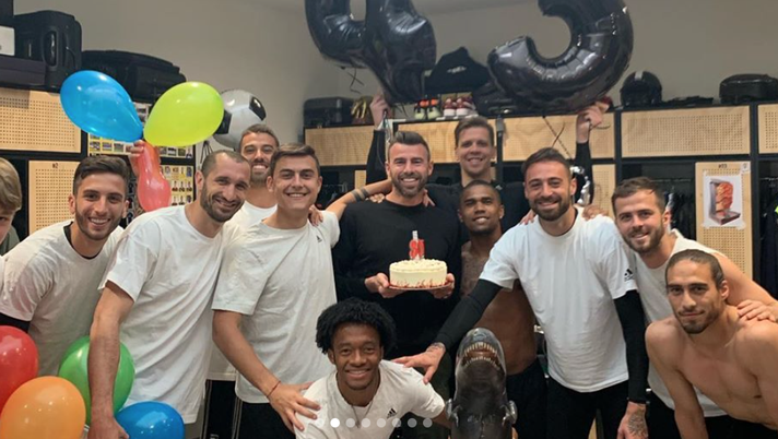 VIDEO Juventus, la festa a sorpresa per Barzagli: Dybala e Cuadrado cantano &#8220;Happy Birthday&#8221;&#8230; 