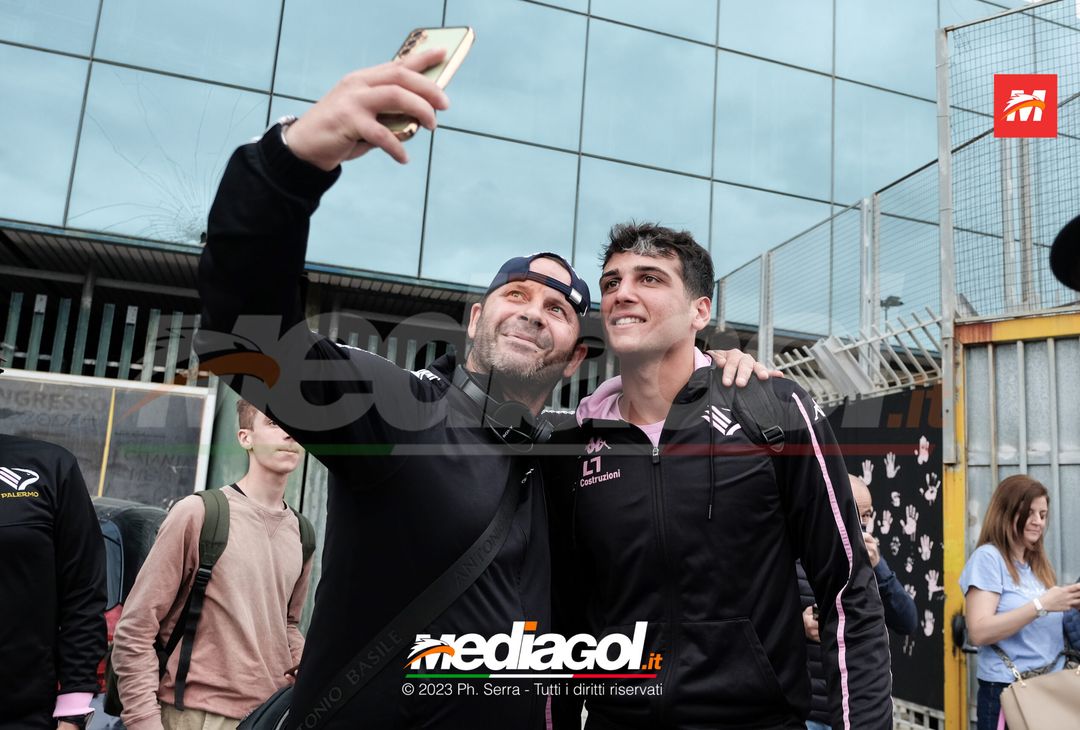 FOTO Cagliari-Palermo, i Rosanero in partenza dal “Renzo Barbera” (GALLERY) - immagine 18